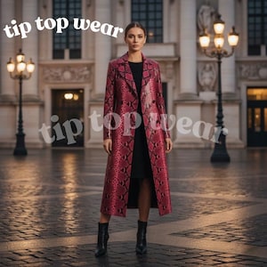 Könnte beinhalten: Ein langer, roter Mantel mit Schlangenmuster und Knopfverschluss. Der Mantel wird über einem schwarzen Kleid getragen und mit schwarzen Stiefeletten kombiniert. Die Worte "tip top wear" sind auf dem Bild aufgedruckt.