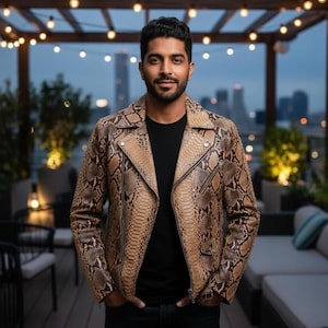 Pode incluir: Casaco de couro com padrão de pele de cobra castanho e bege sobre uma camisa preta. O casaco tem um estilo motociclista clássico com gola entalhada, zíper assimétrico e vários bolsos. O fundo apresenta um horizonte urbano e luzes de corda.