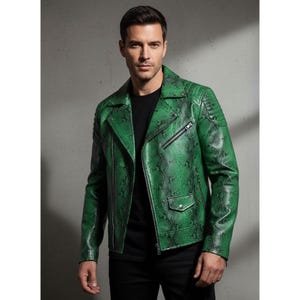 Puede incluir: Chaqueta de cuero verde con estampado de piel de serpiente. La chaqueta tiene un estilo motero clásico con cuello de solapa, cremallera asimétrica y múltiples bolsillos. La chaqueta es de un tono verde vibrante con detalles en negro.