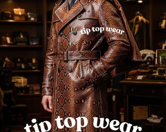 Può includere: Un trench coat marrone con motivo a pelle di serpente, con cintura e chiusura a doppio petto. Il cappotto ha un dettaglio a mantello sul retro e il testo "tip top wear" è visualizzato in bianco.