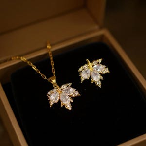 Gold Leaf Necklace and Earrings – Elegant Set in Transparent Crystal – Jewelry Gift for Women, Wedding, Birthday
