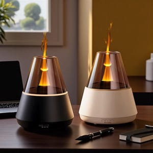 Peut inclure: Deux diffuseurs d'aromathérapie électriques avec effet de flamme. L'un est noir, l'autre blanc. Les deux ont un sommet conique transparent et sont posés sur une surface en bois. Un ordinateur portable, un stylo et un carnet sont également sur le bureau.