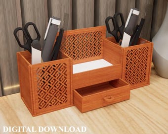 Puede incluir: Un organizador de escritorio de madera con un patrón geométrico, con compartimentos para bolígrafos, tijeras y otros útiles de oficina. El organizador incluye un cajón pequeño y una ranura para papel. El texto "DIGITAL DOWNLOAD" es visible.