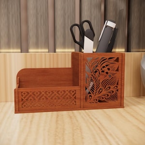 Könnte beinhalten: Ein hölzerner Schreibtisch-Organizer mit zweistufigem Design. Der Organizer ist aus warmbraunem Holz gefertigt und weist dekorative Ausschnittmuster auf. Er enthält Scheren, Stifte und andere Büroartikel. Die rechte Seite hat ein florales Design.