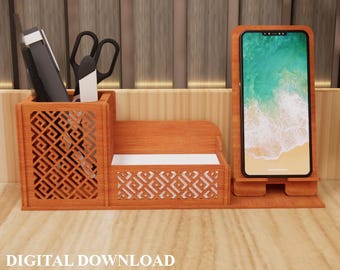 Puede incluir: Organizador de escritorio de madera con soporte para teléfono, portalápices y tarjetero. El organizador es de madera marrón claro con un patrón geométrico. El texto "DESCARGA DIGITAL" es visible.