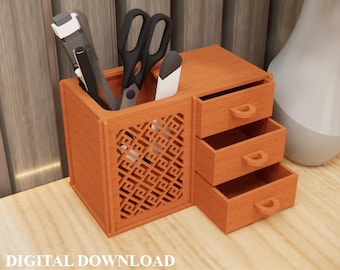 Puede incluir: Un organizador de escritorio de madera con tres cajones pequeños y un compartimento para bolígrafos y tijeras. El organizador tiene un diseño de celosía decorativa en la parte delantera. El texto "DIGITAL DOWNLOAD" es visible.