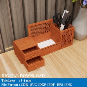 Può includere: Un organizer da scrivania in legno con finitura marrone caldo. È dotato di un portapenne, un piccolo gruppo di cassetti e un vano più grande. Il design include motivi decorativi intagliati. Il testo "DIGITAL DOWNLOAD" è visibile.