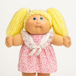 Vintage Cabbage Patch Doll – 1985 Jesmar Spain, Blonde Yarn Hair, Green Eyes, Signed by Xavier Roberts, Pink Dress, Rare Collector Gemstone