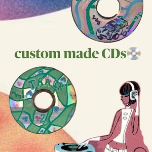Puede incluir: Imagen de CD personalizados con diseños pintados a mano. Los CD presentan obras de arte coloridas, incluido el texto "TRACK" y una ilustración de un coche. También hay un gráfico de un DJ con auriculares y tocadiscos.
