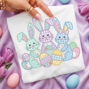 Może przedstawiać: Biały ceramiczny kubek z czarnym uchwytem i napisem "But First, Coffee" czarną, odręczną czcionką. Kubek stoi na białej powierzchni.