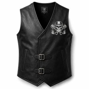 Könnte beinhalten: Schwarze Lederweste mit V-Ausschnitt und zwei verstellbaren Schnallen. Die Weste hat eine weiße Grafik eines Schädels mit Helm, gekreuzten Kolben und Flammen. Sie hat zwei Vordertaschen und ein kleines Etikett oben.