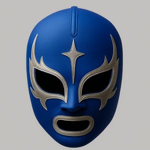 Op de afbeelding: Een levendig blauw worstelmasker met zilveren accenten. Het masker heeft ster- en vlamvormige ontwerpen rond de ogen en mond. Het masker is gemaakt van een glad materiaal en heeft een gestikte naad in het midden.