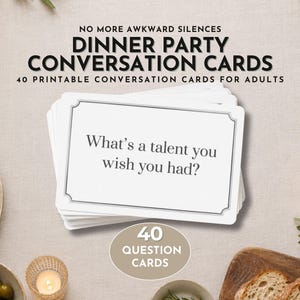 Op de afbeelding: Een stapel witte rechthoekige gesprekskaarten met een dunne grijze rand. De bovenste kaart bevat de zwarte tekst: What’s a talent you wish you had? Boven de stapel staat de tekst: NO MORE AWKWARD SILENCES DINNER PARTY CONVERSATION CARDS.