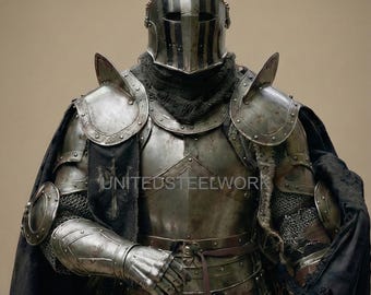 Disfraz de caballero medieval con armadura de placa completa de Barbuta / Casco negro hecho a mano / Conjunto de armadura LARP y Cosplay con capa negra