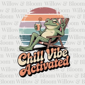 Pode incluir: Uma ilustra&ccedil;&atilde;o de um sapo de desenho animado relaxando em uma cadeira de praia de madeira, segurando uma bebida e fazendo o sinal de paz. A imagem tem um fundo de p&ocirc;r do sol retr&ocirc; e o texto "Chill Vibe Activated".