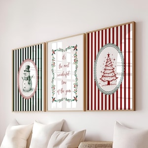 Könnte beinhalten: Drei gerahmte Weihnachtsbilder. Das linke Bild zeigt einen Schneemann mit Zylinder und Schal vor grün-weißen Streifen. Das mittlere Bild hat den Text "it's the most wonderful time of the year". Das rechte Bild zeigt einen Weihnachtsbaum.