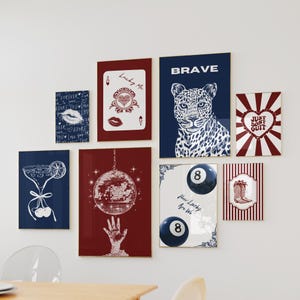 Könnte beinhalten: Eine Sammlung gerahmter Kunstdrucke mit verschiedenen Designs. Die Drucke zeigen einen Leoparden, eine Discokugel, einen Cocktail, Spielkarten und den Text "BRAVE". Die Farbpalette umfasst Marineblau, Rot und Weiß.