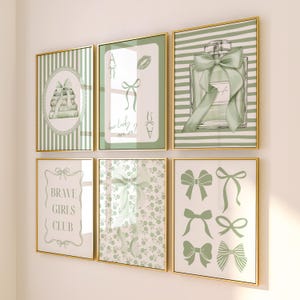 Puede incluir: Seis impresiones artísticas enmarcadas con marcos dorados. Las impresiones presentan diseños verdes y blancos, incluyendo lazos, rayas y estampados florales. Una impresión tiene el texto "BRAVE GIRLS CLUB". Las obras de arte están dispuestas en una pared blanca.