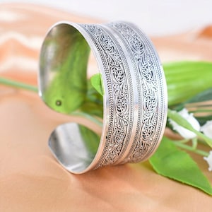 Boho Manschette Armband - Antikes Silber Blatt Design, verstellbarer Armreif im tibetischen Stil, Boho Schmuck