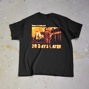 Könnte beinhalten: Schwarzes T-Shirt mit einem Filmplakat-Design. Das Design zeigt den Text "future is infected" über einer Szene aus dem Film "28 Days Later" mit dem Titel in orangefarbenen Buchstaben darunter. Das T-Shirt besteht aus einem weichen Material.