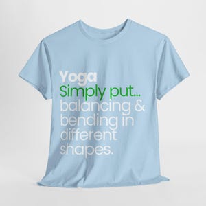 Yoga, en pocas palabras... equilibrio y flexión en diferentes formas. Camiseta 100 % algodón - Corte clásico unisex.
