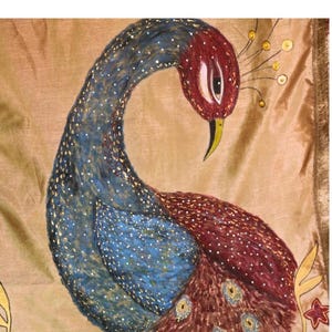 Châle paon peint à la main - Écharpe en soie brute avec bordures florales, strass et détails dorés - Écharpe artistique portable de luxe | 2,5 m de longueur