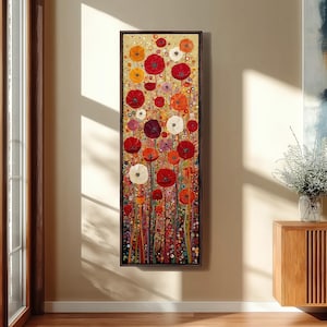 Puede incluir: Una obra de arte en lienzo vertical enmarcada que representa un campo de amapolas coloridas. La obra presenta flores rojas, blancas, naranjas y amarillas sobre un fondo dorado y multicolor. La pintura se exhibe en una pared beige.
