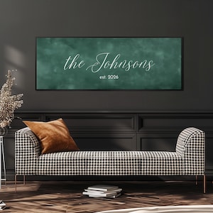 Könnte beinhalten: Rustikales Holzschild mit dem weißen Schriftzug "Welcome to our home". Das Schild hat eine Used-Optik und ein schlichtes, einladendes Design, ideal für die Dekoration im Eingangsbereich.