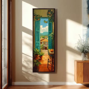 Può includere: Dipinto incorniciato di un balcone soleggiato con persiane turchesi che si aprono su una città e montagne. Sono visibili piante in vaso e un tavolo con arance. L'opera d'arte è in formato verticale.