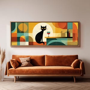 Könnte beinhalten: Rechteckiger Wandkunstdruck mit einer schwarzen Katze mit gelben Augen, einem Glas Rotwein und zwei Weinflaschen. Der Hintergrund hat ein modernes Design aus der Mitte des Jahrhunderts mit geometrischen Formen in Orange, Gelb, Türkis und Braun. Der Rahmen ist aus hellem Holz.