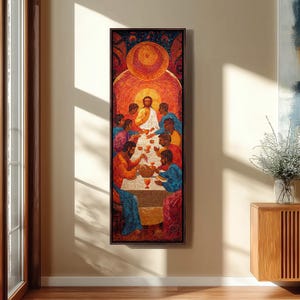 以下が含まれることがあります： 宗教的なシーンを描いた、額装されたモザイクアート。 テーブルを囲む中心人物と他の人物が特徴で、背景は赤、オレンジ、黄色の暖色系が支配的です。 人物はさまざまな色で着飾っています。