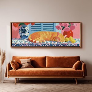 Könnte beinhalten: Ein rechteckiges gerahmtes Gemälde, das eine orangefarbene getigerte Katze zeigt, die auf einer gemusterten Oberfläche schläft. Links steht eine blau-weiße Vase mit roten Blumen, rechts eine rote Vase mit rosa Blumen und gelben Früchten vor blauen Fensterläden.