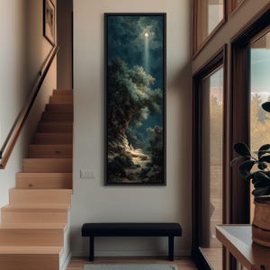 Può includere: Un dipinto verticale incorniciato di una scena di foresta illuminata dalla luna. L'opera d'arte presenta una tavolozza di colori scuri e cupi con una luna luminosa che brilla attraverso gli alberi. Il dipinto è esposto sopra una panca nera in una stanza ben illuminata.