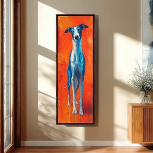 Könnte beinhalten: Gerahmtes vertikales Gemälde eines schlanken blau-weißen Hundes vor einem leuchtend orangefarbenen Hintergrund. Der Hund ist in einer stehenden Pose dargestellt, mit langen Beinen und einem schlanken Körper. Das Kunstwerk wird in einem Raum mit natürlichem Licht ausgestellt.