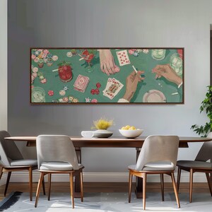 Könnte beinhalten: Ein panoramischer Wandkunstdruck mit einer Draufsicht auf einen grünen Pokertisch mit Händen, Spielkarten, Stapeln bunter Chips, einem Kartenspiel, roten Würfeln, einem Cocktail mit Limettengarnitur und einem Glas Wasser auf der Oberfläche.