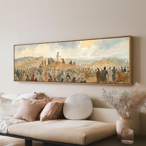 Puede incluir: Un lienzo panorámico de estilo acuarela que representa a una gran multitud reunida en una colina escuchando a una figura central de pie sobre un pequeño montículo. La escena presenta tonos tierra suaves, azules y amarillos bajo un cielo nublado.