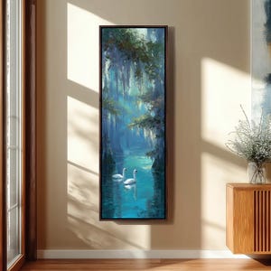 Romantisk Svansjön-målning, hög vertikal pilträd-canvas, lång smal blå naturkonst, fridfull bayou-väggdekoration, fridfullt landskapstryck