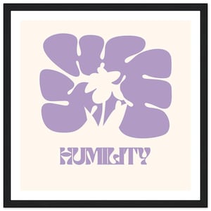 Kunstdruck „Humility Bloom“: Abstraktes Poster mit lila Blumenmuster, mattes Papier, gerahmt, 30 x 30 cm