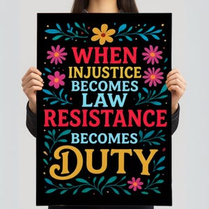 Pode incluir: Um cartaz preto com o texto "WHEN INJUSTICE BECOMES LAW RESISTANCE BECOMES DUTY" em vermelho, amarelo e azul. O texto é rodeado por desenhos florais e de folhas em rosa, amarelo e azul.