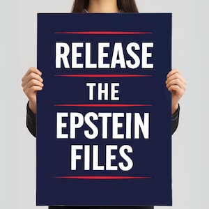 Może przedstawiać: Granatowy plakat z napisem "RELEASE THE EPSTEIN FILES" dużymi białymi literami. Czerwone poziome linie znajdują się nad i pod tekstem. Plakat jest trzymany przez osobę.