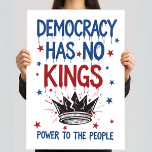 Könnte beinhalten: Ein weißes Poster mit den Worten "DEMOCRACY HAS NO KINGS" in blauer und roter Tropfschrift. Das Poster enthält eine schwarz-weiße Kronengrafik und den Satz "POWER TO THE PEOPLE". Rote und blaue Sterne sind um den Text herum verstreut.