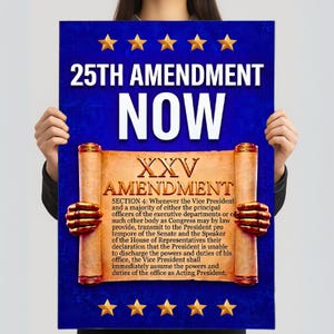 Könnte beinhalten: Ein blaues Poster mit goldenen Sternen und dem Text "25TH AMENDMENT NOW". Eine Schriftrolle mit dem Text "XXV AMENDMENT" und dem Text von Artikel 4 des 25. Zusatzartikels ist abgebildet. Das Poster wird von einer Person gehalten.