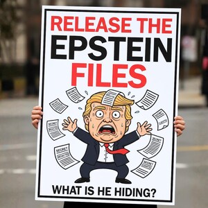Może przedstawiać: Plakat protestacyjny z napisem "RELEASE THE EPSTEIN FILES" w kolorze czarnym i czerwonym. Na plakacie znajduje się karykatura mężczyzny z kartkami oznaczonymi "SECRET" spadającymi wokół niego, z napisem "WHAT IS HE HIDING?"