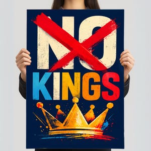 Könnte beinhalten: Ein Poster mit den Worten "NO KINGS" in Weiß und farbiger Schrift, durchgestrichen mit einem roten "X". Unten befindet sich eine goldene Krone mit farbigen Farbspritzern.