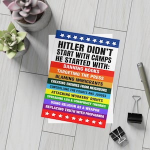 以下が含まれることがあります： 「HITLER DIDN'T START WITH CAMPS HE STARTED WITH:」というテキストが書かれた白いカード。虹色のストライプで行動のリストが示されています。カードの上部には青い星、下部には赤い星が飾られています。