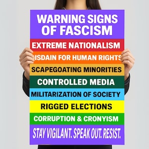 Puede incluir: Un cartel con el texto "WARNING SIGNS OF FASCISM" en blanco sobre un fondo morado. Debajo, una lista de señales de advertencia se muestra en un arcoíris de colores, incluyendo "EXTREME NATIONALISM" y "STAY VIGILANT. SPEAK OUT. RESIST."