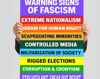 Könnte beinhalten: Ein Poster mit dem Text "WARNING SIGNS OF FASCISM" in Weiß auf lila Hintergrund. Darunter ist eine Liste von Warnzeichen in Regenbogenfarben dargestellt, darunter "EXTREME NATIONALISM" und "STAY VIGILANT. SPEAK OUT. RESIST."