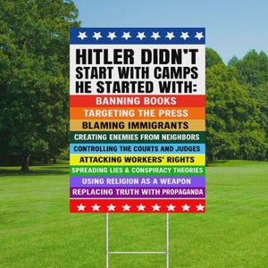 Puede incluir: Un letrero rectangular de jard&iacute;n con el texto "HITLER DIDN'T START WITH CAMPS HE STARTED WITH:" seguido de una lista de acciones en varios colores. El letrero est&aacute; sobre una estaca de metal, en una zona de c&eacute;sped con &aacute;rboles al fondo.
