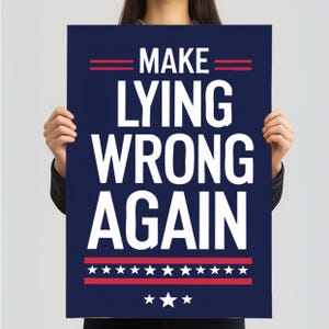 Może przedstawiać: Granatowy plakat z napisem "MAKE LYING WRONG AGAIN" dużymi białymi literami. Plakat ma czerwone paski i białe gwiazdy na górze i na dole, trzymany przez osobę.