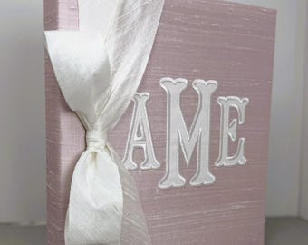 Seiden Baby Memory Buch, Erbstück erste Jahr Andenken - Applikation Monogramm